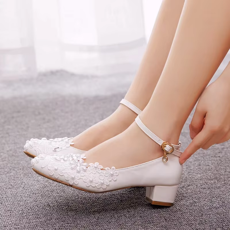 XIHAHA femme mode chaussures de mariage demoiselle d'honneur Banquet blanc dentelle fleur perle bout rond talons hauts femmes pompes de mariée chaussures