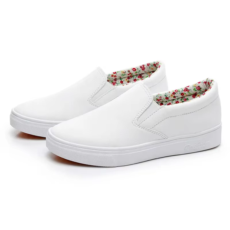 Chaussures plates à enfiler en cuir verni blanc pour femme