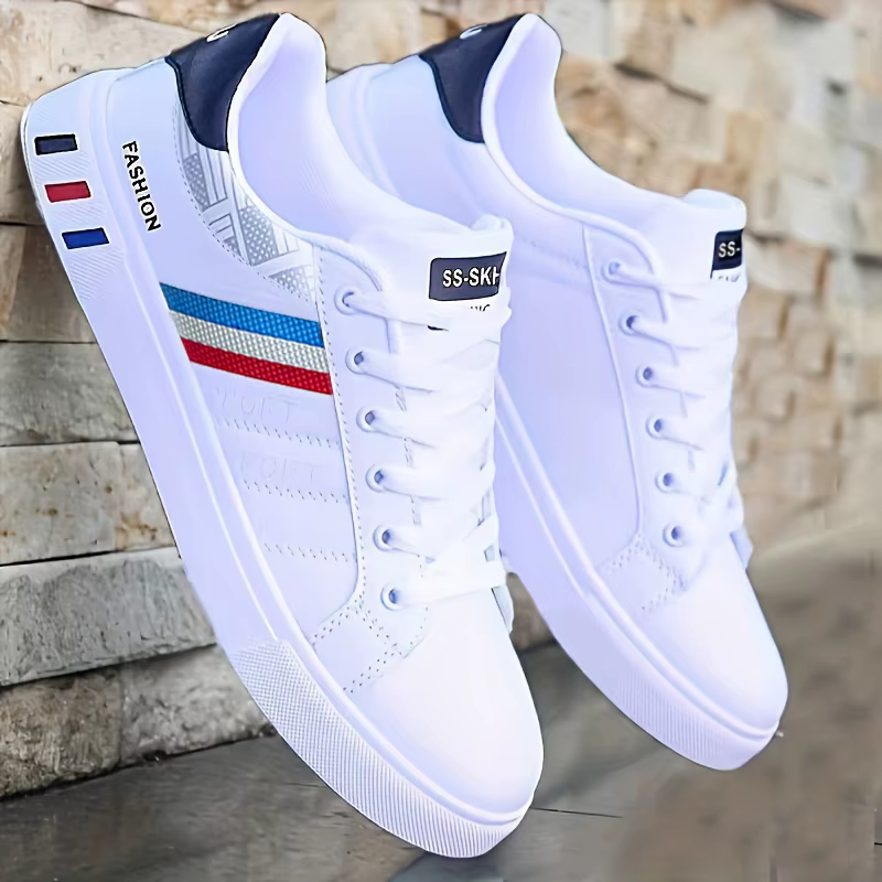 Une paire de baskets blanches