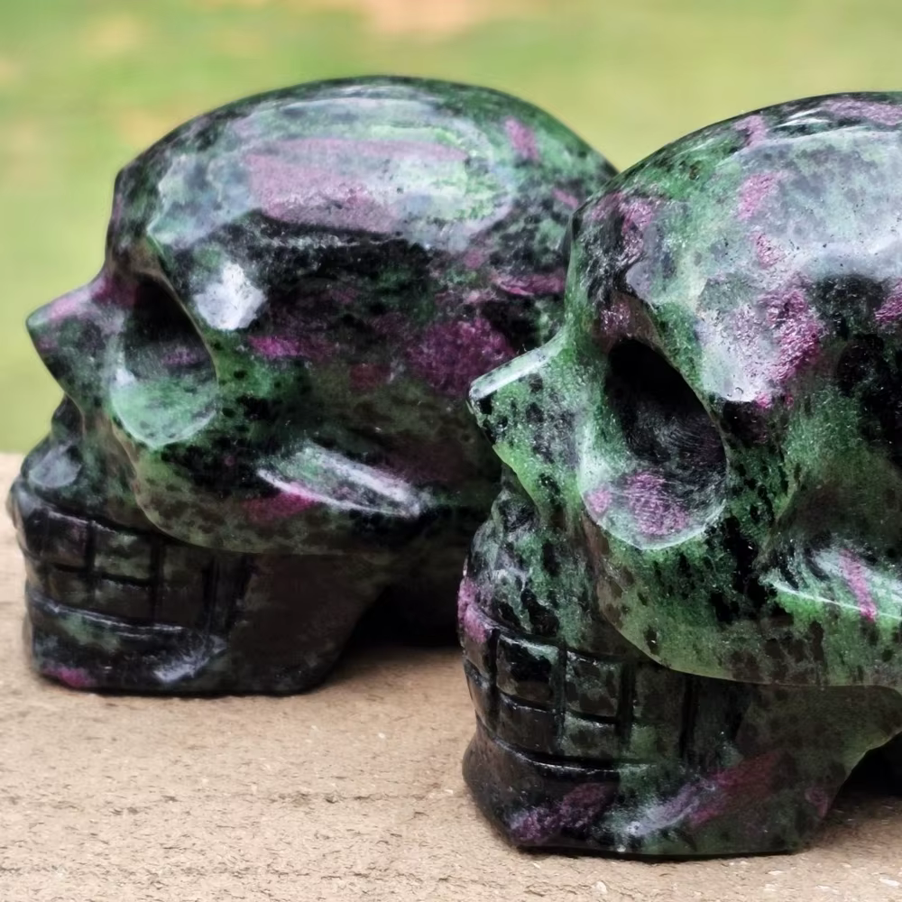 Une sculpture de crâne en épidote verte naturelle et en zoisite, une autre en zoisite rouge, toutes deux de style bohème.