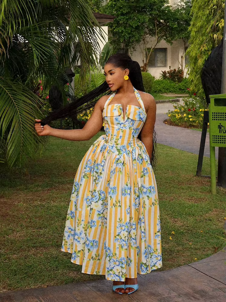 Robe de soirée longue plissée chic à col halter style corset pour femme, motif floral élégant, dos nu, pour occasions formelles