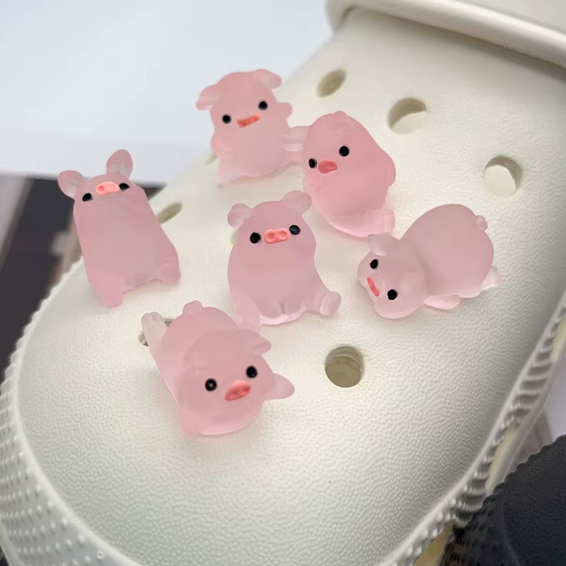Breloques de chaussures cochon lumineux rose 3D