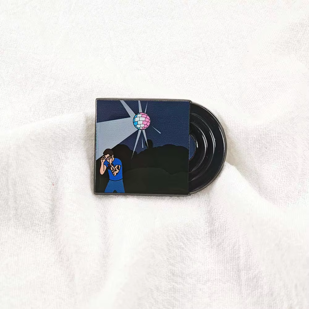 Broche Harry Styles Kiss All The Time, badge métallique pour disque vinyle du quatrième album, décoration de sac à dos, épingle de revers, cadeau pour les fans de musique disco