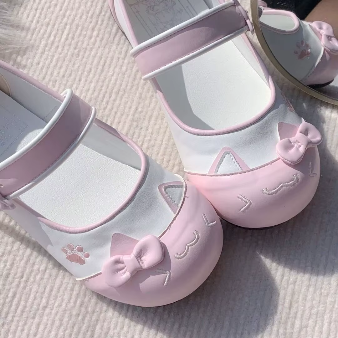 Nouvelles chaussures d'intérieur brodées à semelle en caoutchouc pour femmes