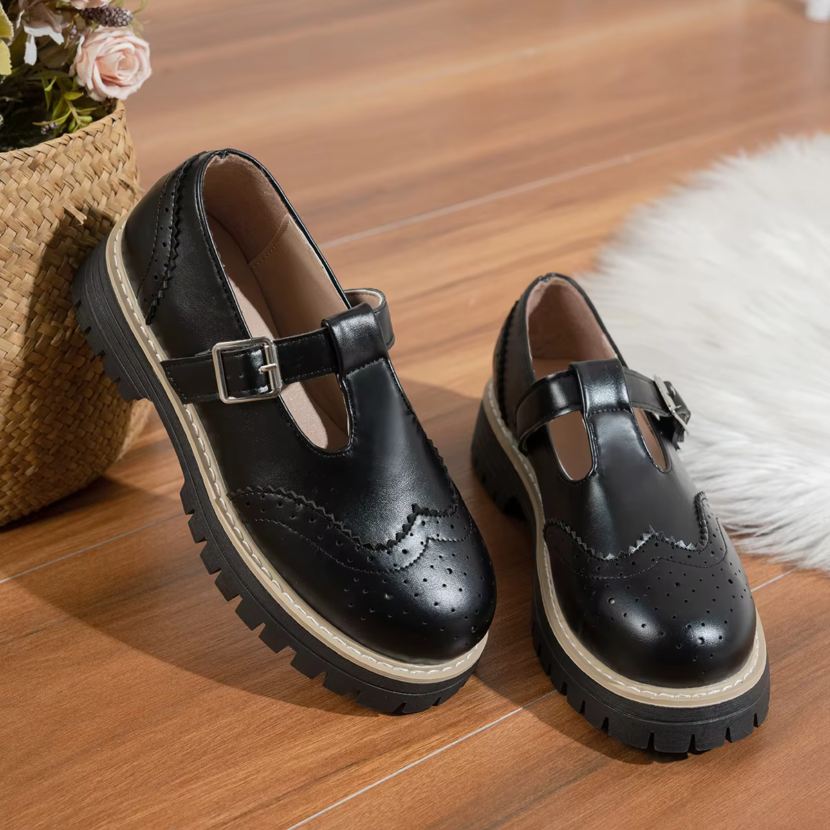 Chaussures plates noires à bride en T pour femmes