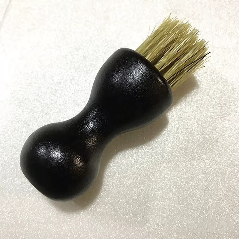 Brosse à chaussures en cuir