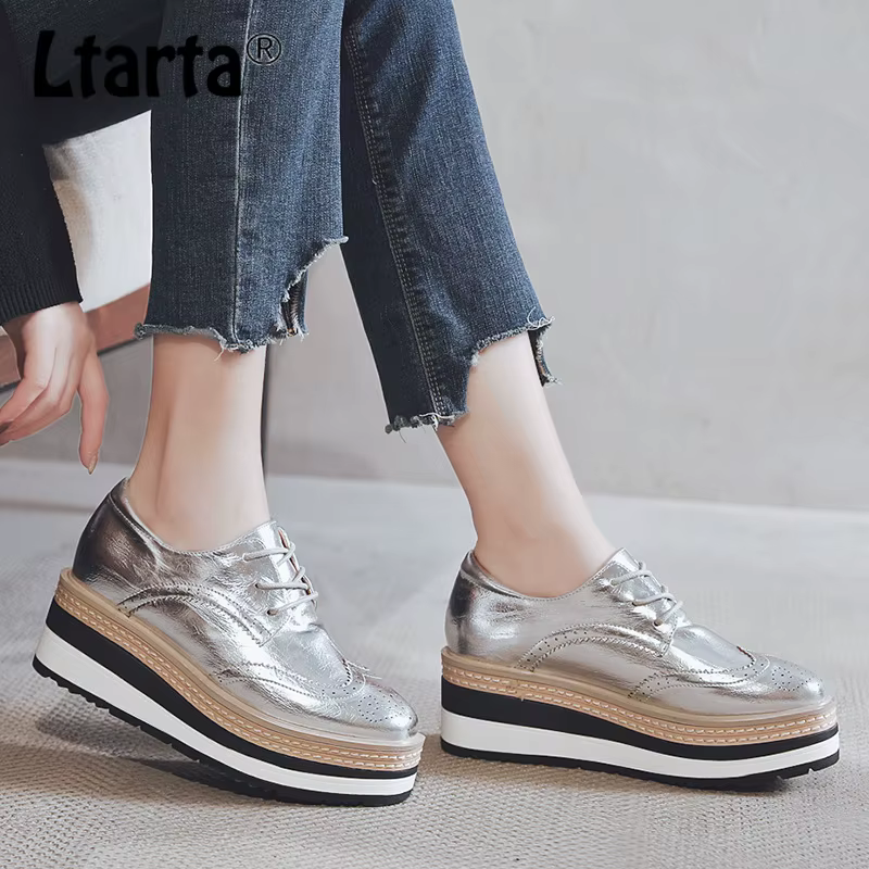 LTARTA Chaussures à muffins à plateforme sculptée Brock de style britannique pour femmes