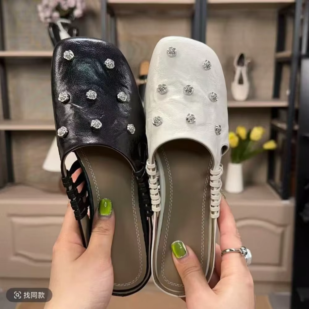 Mules en cuir cloutées pour femmes