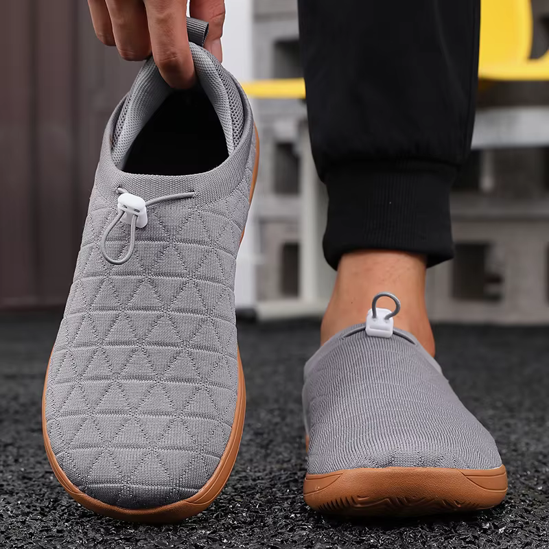 Chaussures de sport grises minimalistes avec semelles