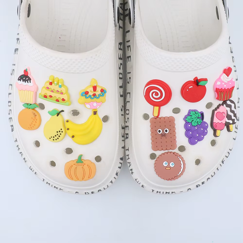 1 Set Crocs Jibbitz Accessoires de Chaussures Breloques Mignonnes Gâteau Crème Glacée Biscuit Sucette Fruits Décorations Ornements Cadeau de Fête