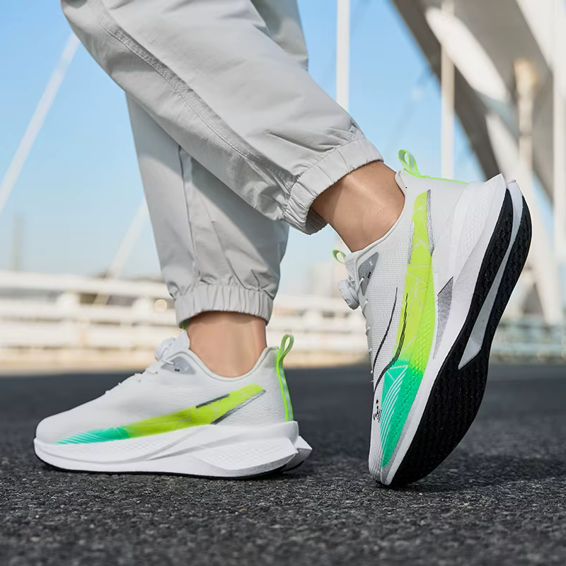 Chaussures de course à semelle en carbone, ultra légères, respirantes, en maille, pour l'entraînement quotidien, absorbant les chocs, pour hommes et femmes, pour le jogging