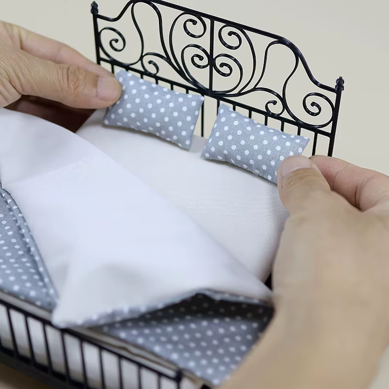 Lit double de simulation 1/12 pour maison de poupée, style européen, avec matelas, oreiller et couette, en fer forgé, pour décoration de chambre et maison de poupée