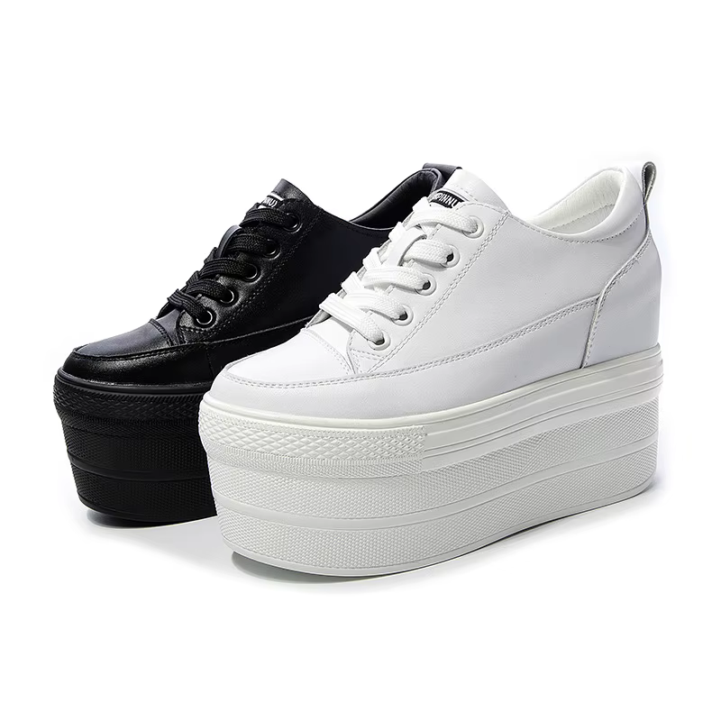 Baskets de luxe blanches de styliste sur plateforme