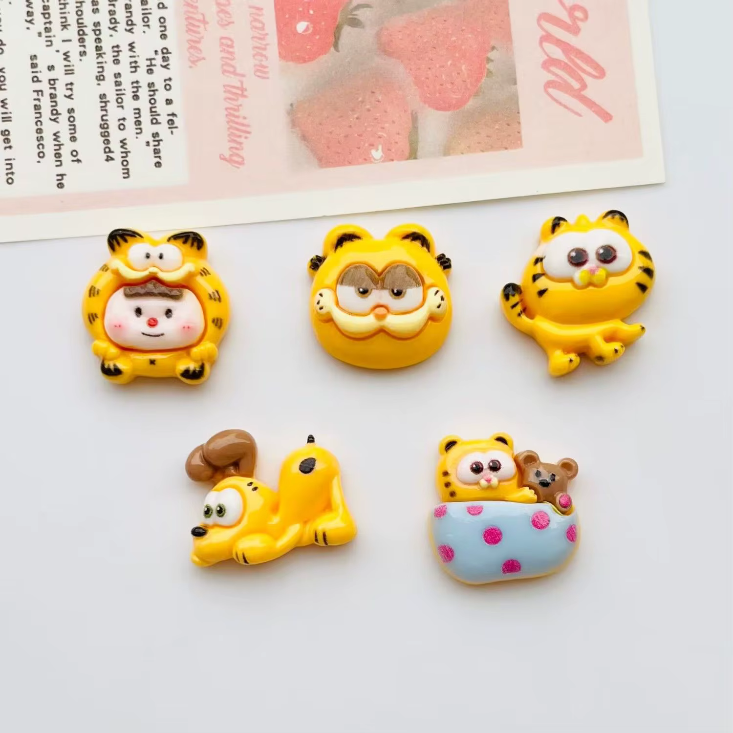 Figurines mignonnes de Garfield en résine, accessoires kawaii pour coques de téléphone DIY, matériaux pour pinces à cheveux, jouets, articles d'anime en gros