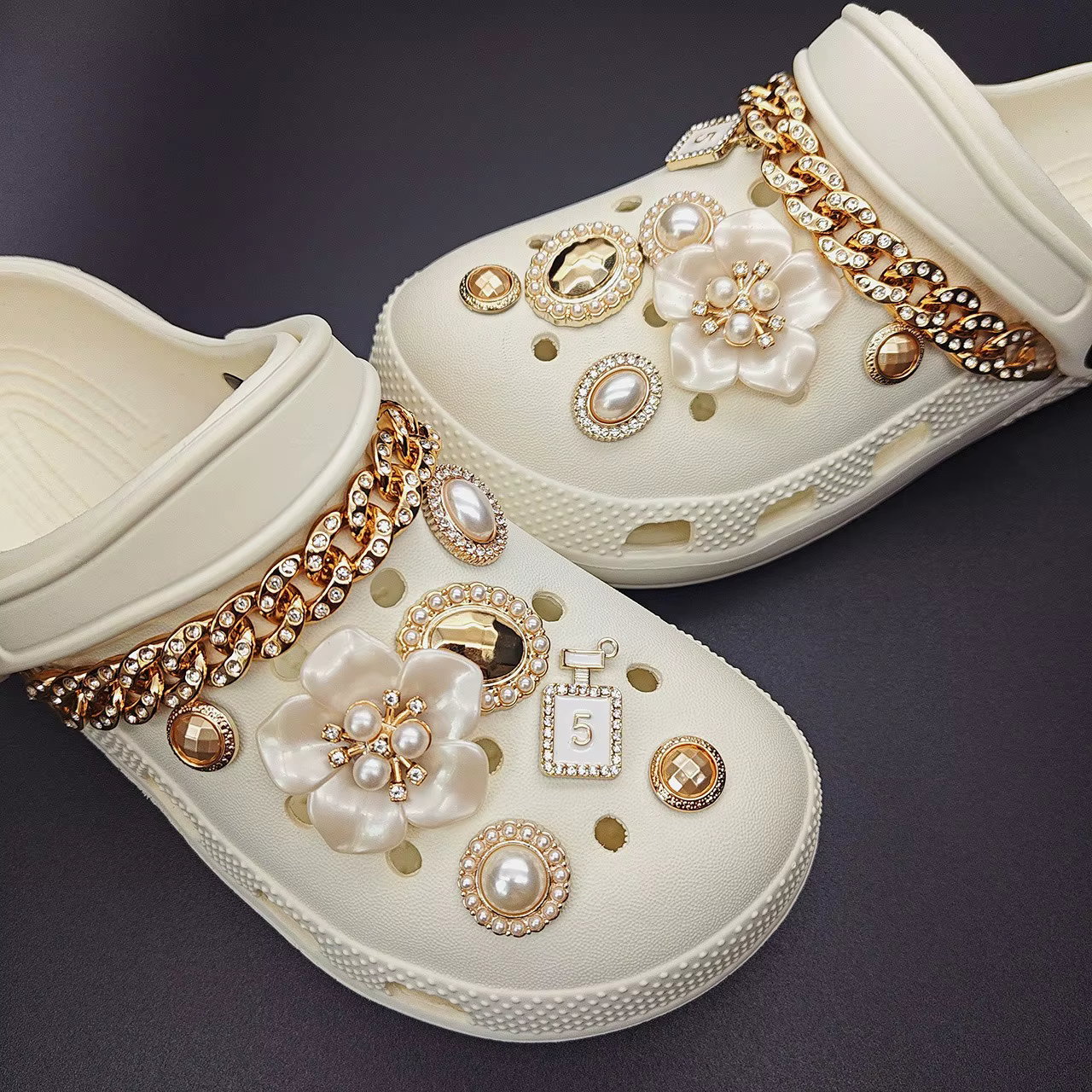Breloques de chaussures dorées chics pour Crocs