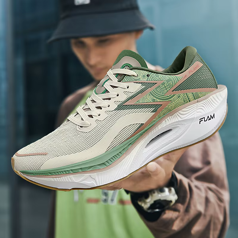 Chaussures de course à pied avec semelle en carbone