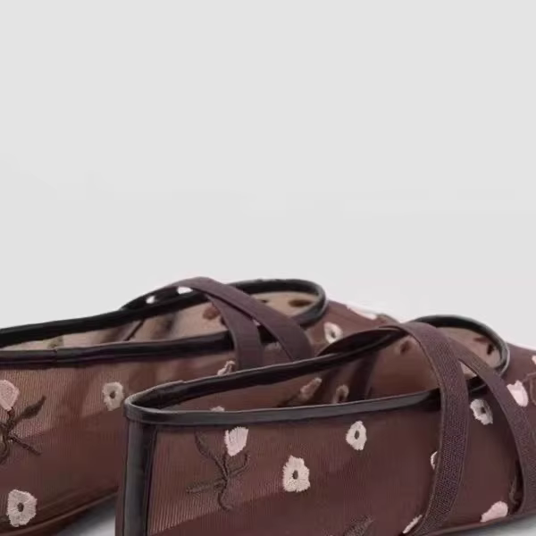 Chaussures de danse plates brodées en maille à bout rond pour femmes 2026