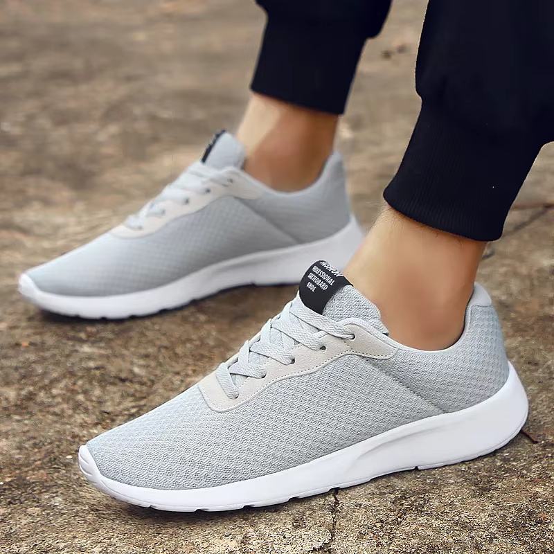 2025 Les chaussures de marche noires pour hommes sont légères
