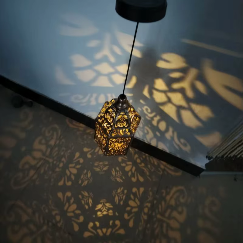 Lanterne de cour de style baroque transfrontalier européen et américain, en fer forgé solaire, ajourée, ambiance littéraire B&B