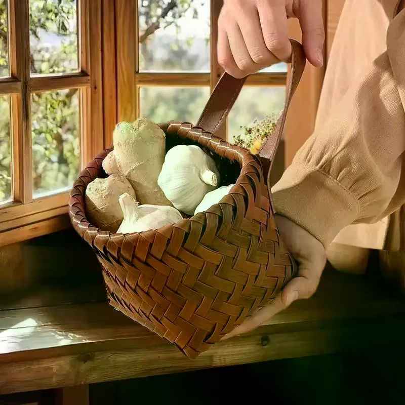 Gardez votre cuisine organisée avec ce panier mural bohème tissé à la main.
