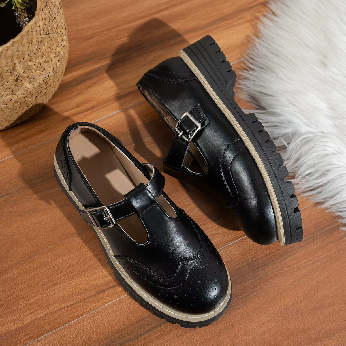 Chaussures plates noires à bride en T pour femmes