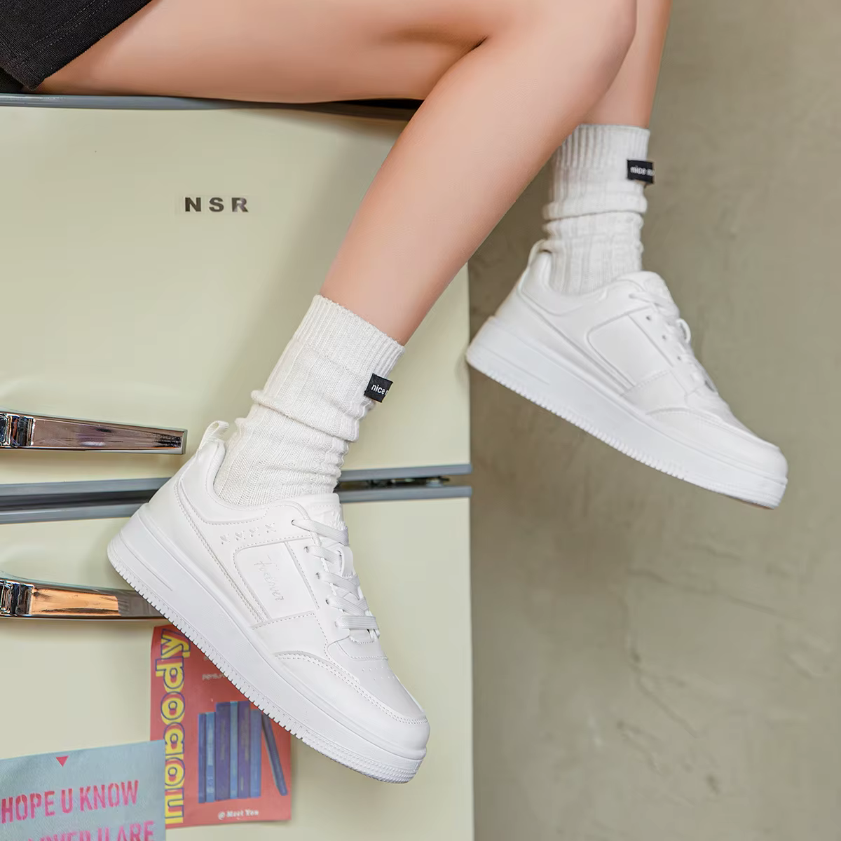 Chaussures blanches à semelle épaisse pour femmes de la marque FOXER