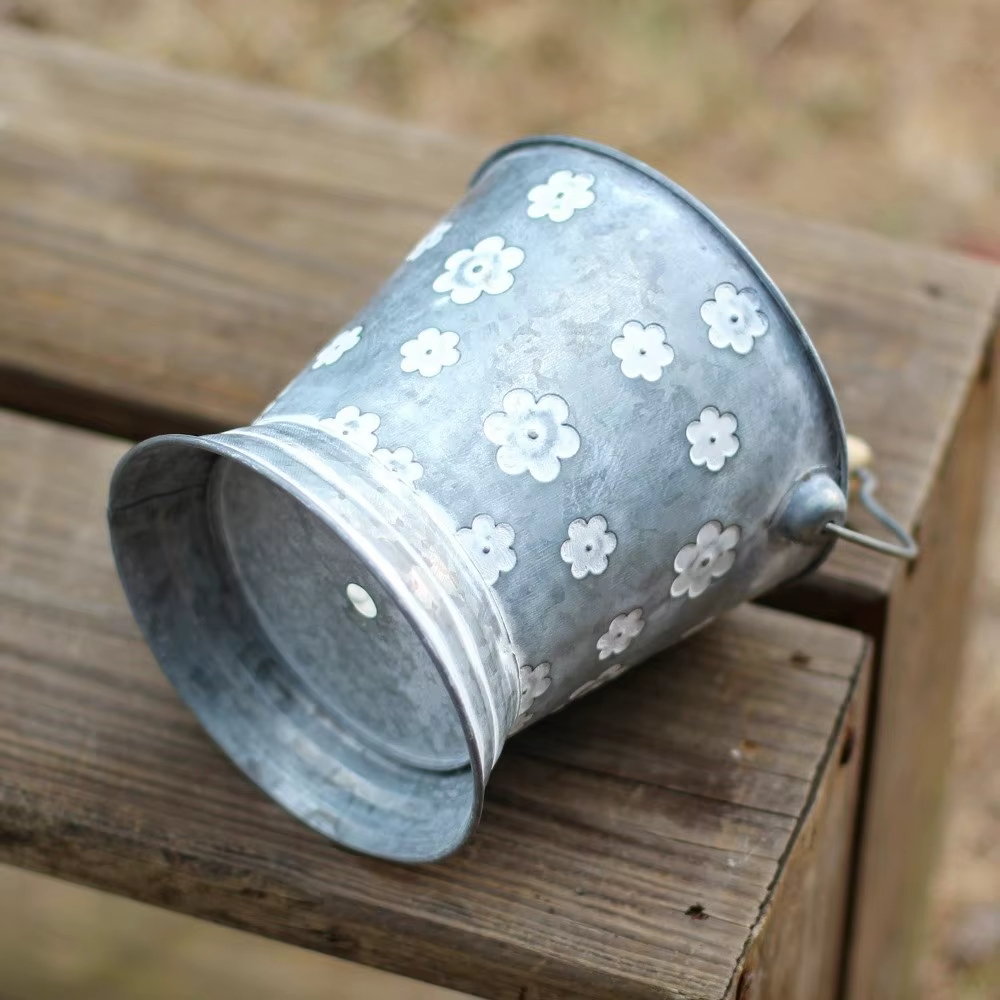 Jardinière en fer forgé de style rustique créatif, avec poignée en bois vintage, vase de ferme, texture martelée, pour bureau et patio