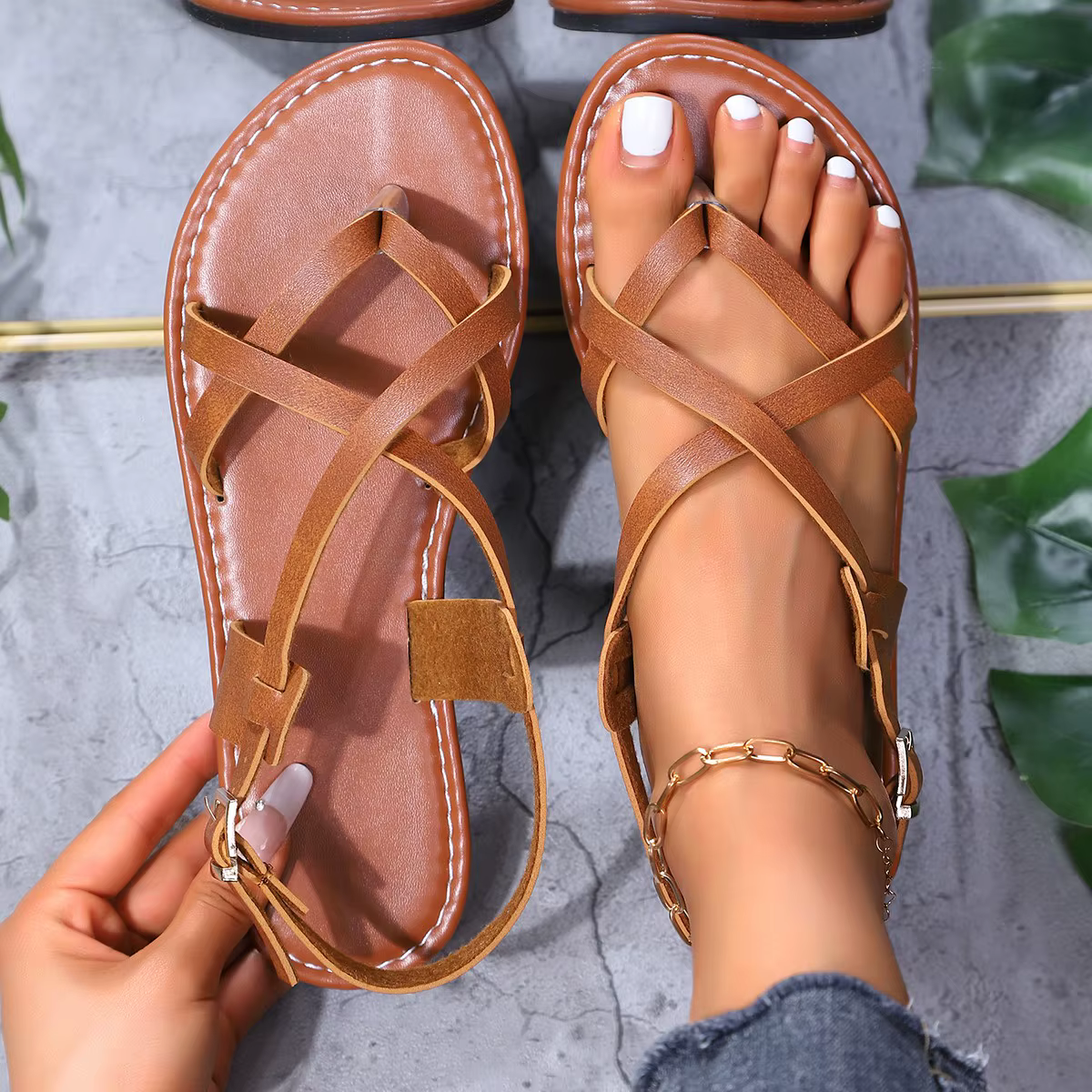 2025 Chaussures croisées d'été Bande étroite Boucle de cheville Sandales de plage Femmes