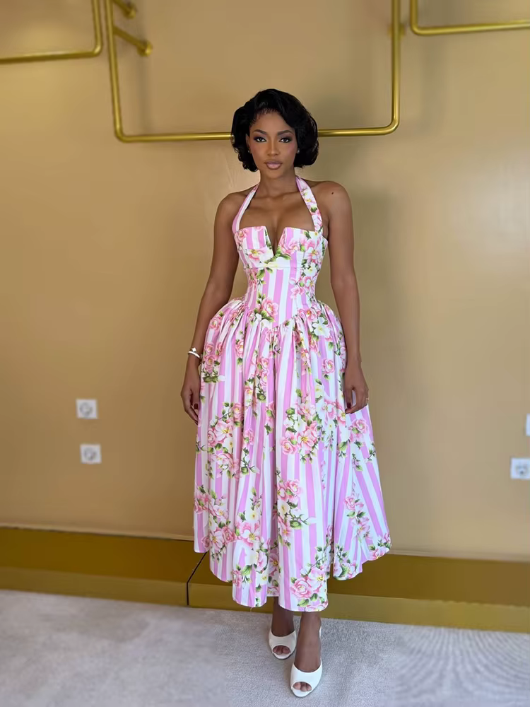 Robe de soirée longue plissée chic à col halter style corset pour femme, motif floral élégant, dos nu, pour occasions formelles