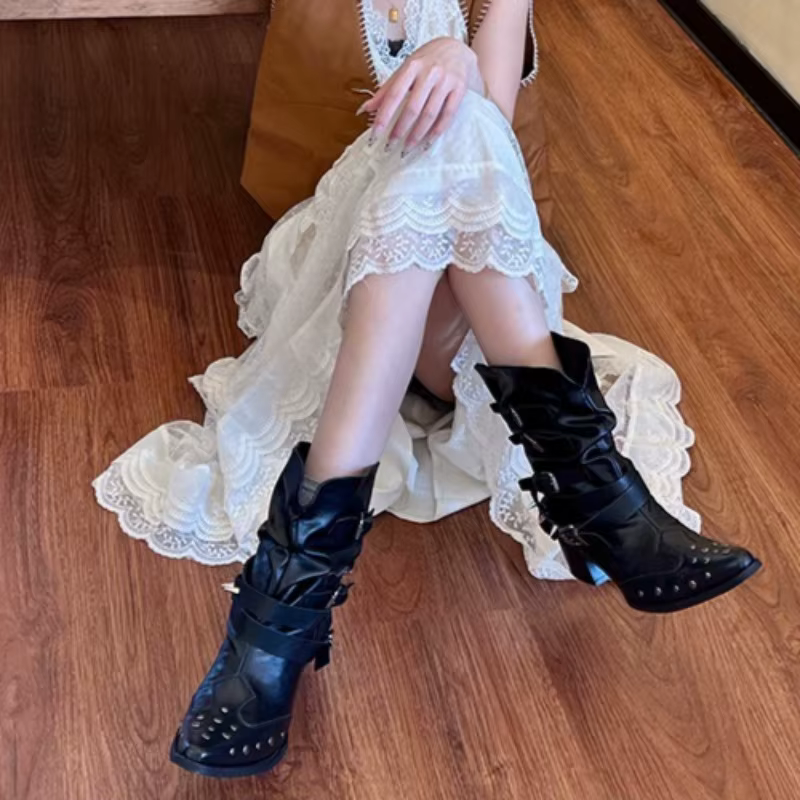 Bottes simples à talon bloc avec boucle en métal cloutée