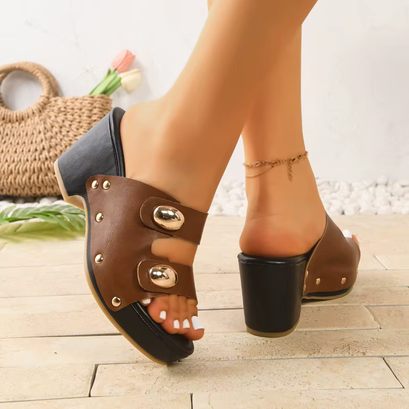 Mules à talon carré avec boucle métallique cloutée