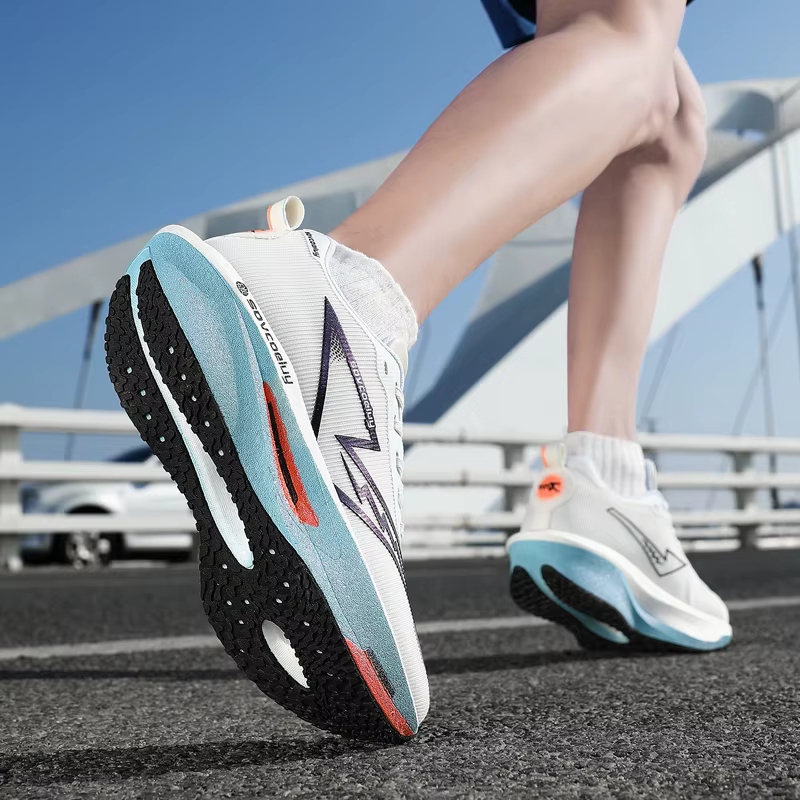 Chaussures de course avec plaque en carbone