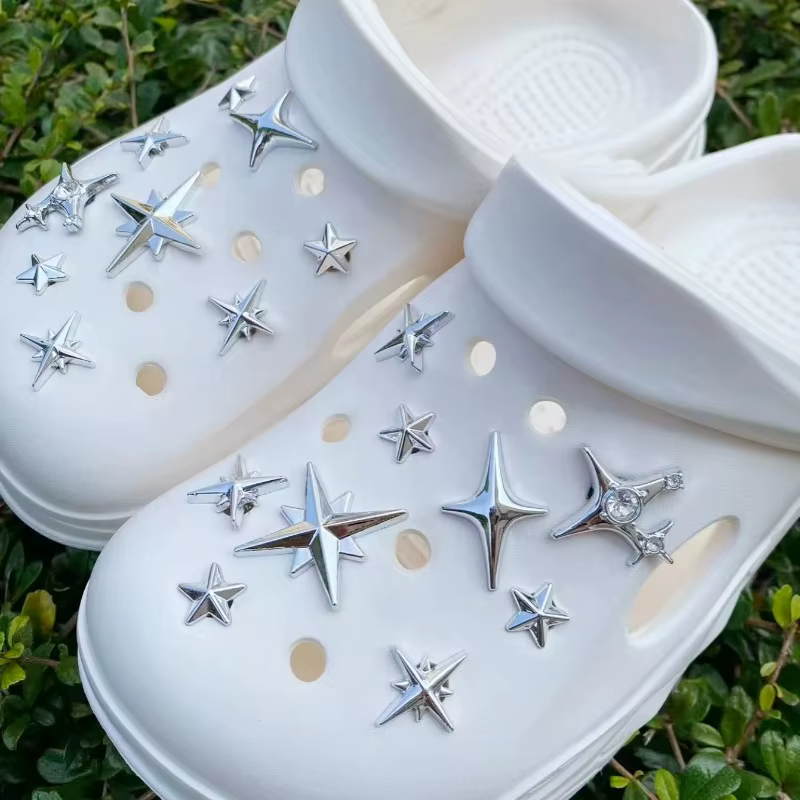 Kit DIY d'accessoires pour chaussures 18 étoiles argentées – Décorations multifonctionnelles et tendance pour un
