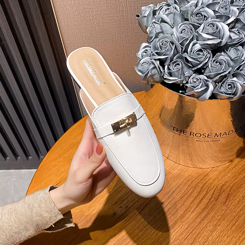 Un incontournable pour les amateurs de détails : mules pour femmes avec boucle et bout en cuir véritable