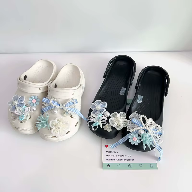 Ensemble de breloques pour chaussures avec fleurs bleues et blanches