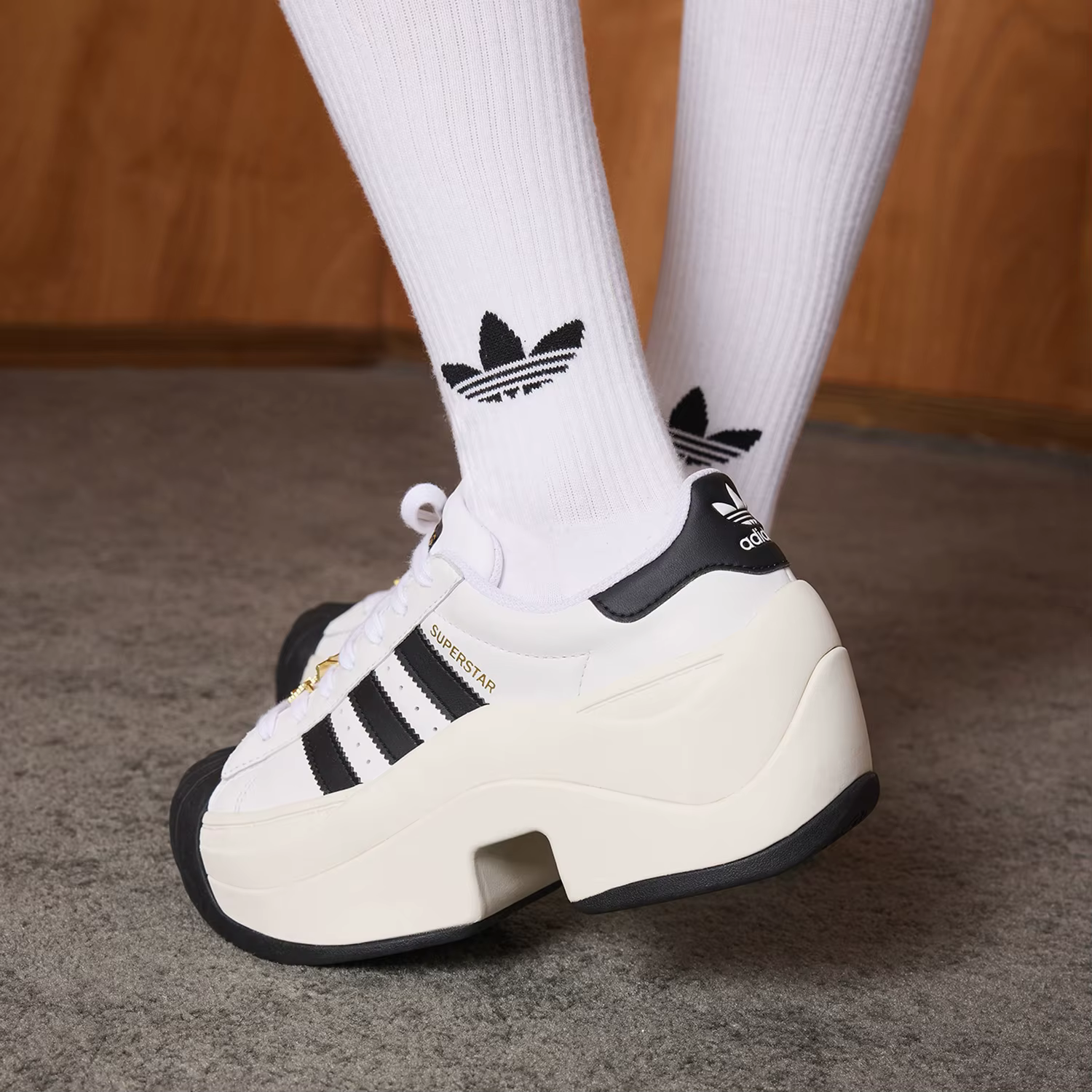 Adidas Authentic Three Leaves Baskets classiques à lacets et semelle épaisse pour femme JR9895
