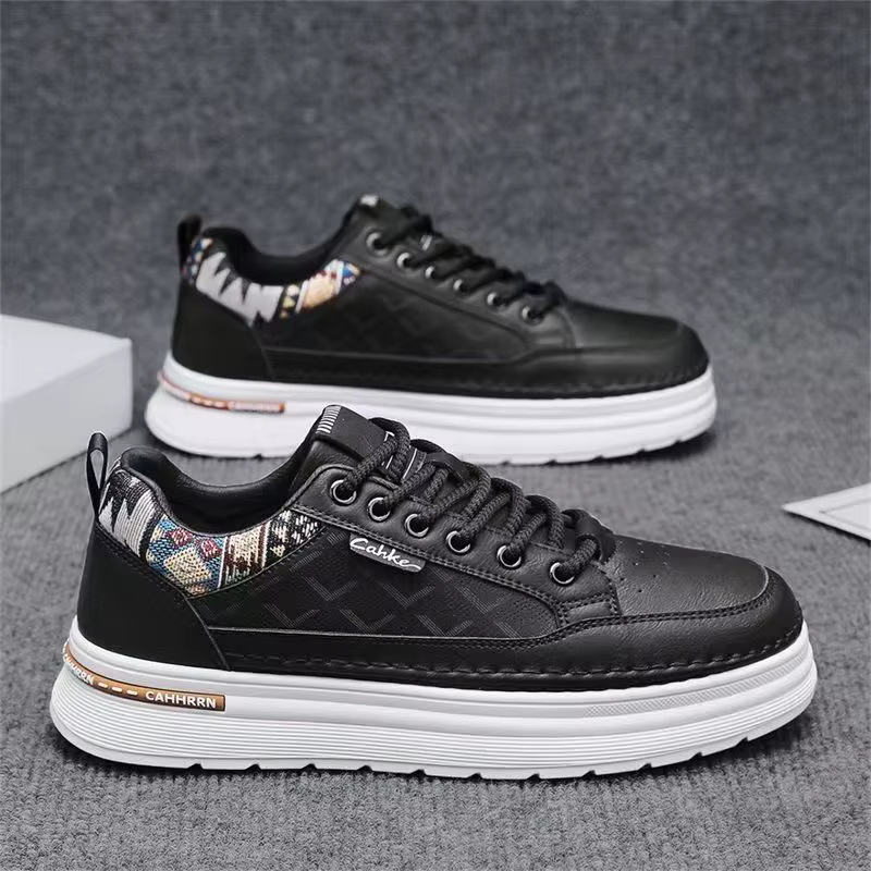 Nouvelles baskets décontractées blanches 2026 pour hommes, chaussures de créateur à lacets, couleur unie, tendance, chaussures de skate respirantes pour homme, printemps-été